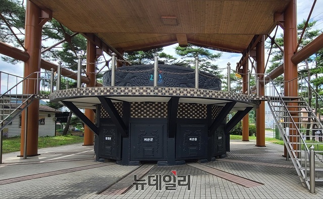 ▲ 충북 괴산군 괴산읍에 설치된 괴산 가마솥이 지자체의 대표적인 실패 사업을 꼽힌다. 괴산군이 2009년에 군민 성금 등 5억원을 들여 건립된 괴산가마솥.ⓒ뉴데일리 D/B