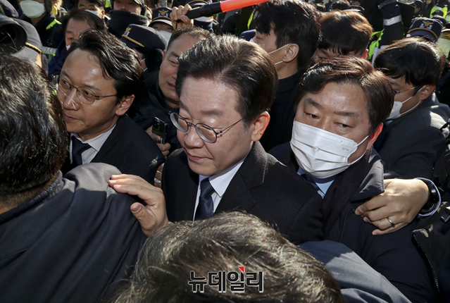 ▲ 성남FC 후원금 비리 의혹에 휘말린 이재명 더불어민주당 대표가 10일 오전 경기 성남시 수원지방검찰청 성남지청에 출석하고 있다. ⓒ정상윤 기자