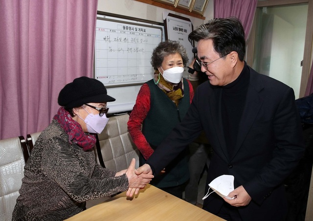 ▲ 김태흠 충남도지사가 27일 천안시 영성동 경로당을 방문, 노인과 악수를 하고 있다.ⓒ충남도