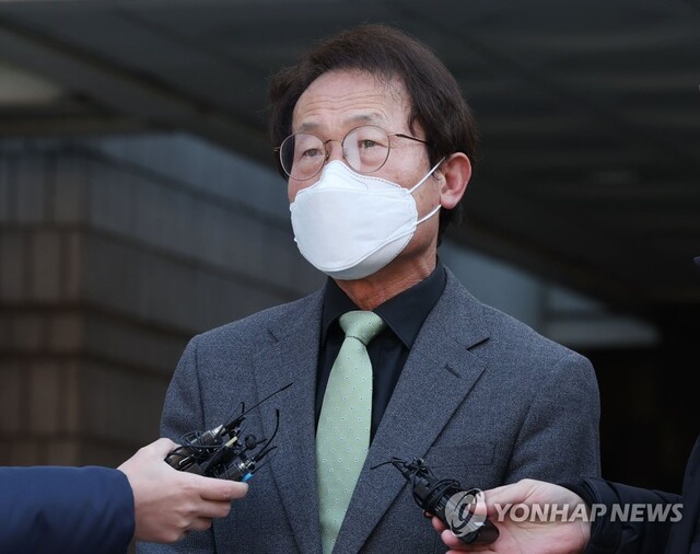 ▲ 해직 교사 부정 채용 의혹을 받는 조희연 서울시교육감이 27일 오후 서울 서초구 서울중앙지법에서 열린 1심 선고 공판에서 징역 1년6개월에 집행유예 2년을 선고받은 뒤 취재진의 질문에 답하고 있다. ⓒ연합뉴스