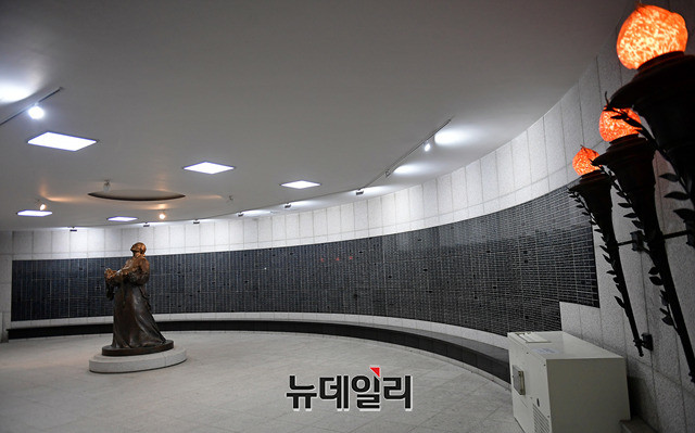 ▲ 광주 서구 5·18 기념공원 추모승화공간. 5·18 관련 명예회복 및 보상자 4,926명의 이름이 새겨져 있다ⓒ정상윤 기자