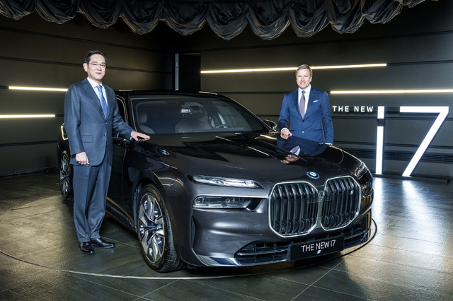 삼성전자는 BMW i7 모델 10대를 주문했다. 왼쪽부터 이재용 삼성전자 회장, 올리버 집세 BMW 회장. ⓒBMW코리아