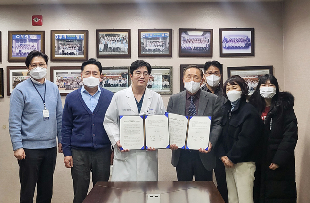 ▲ 대구한의대학교(총장 변창훈)는 지난 26일 대구 달서구에 위치한 우리병원 8층 회의실에서 의료분야의 학문과 기술 발전을 위하여 우리병원(원장 김명진)과 상호협력 협약을 체결했다.ⓒ대구한의대