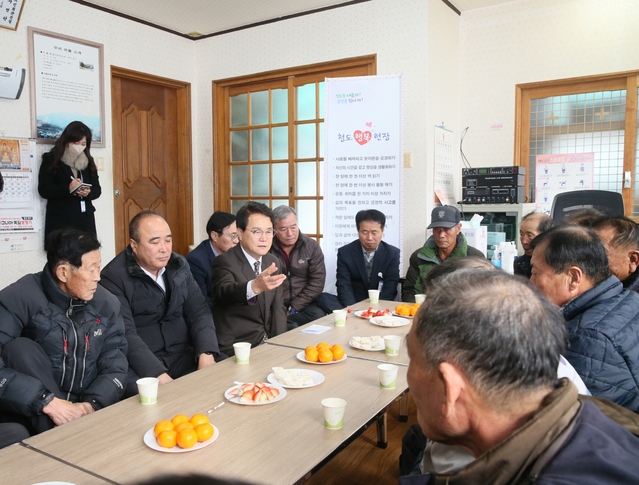 ▲ 청도군(군수 김하수)은 지난 25일부터 26일까지 양일간 설 명절 이후 새해 인사와 함께 어르신들의 안부를 살피고, 애로사항을 청취하고자 민생현장(경로당)을 방문했다.ⓒ청도군