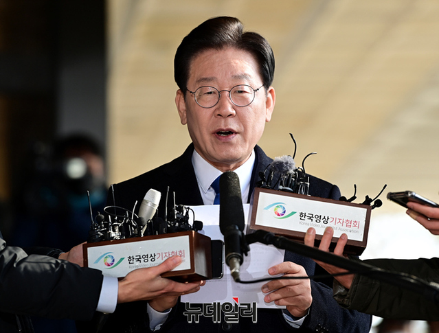 ▲ 이재명 더불어민주당 대표가 28일 오전 서울 서초구 서울중앙지검에 위례 신도시·대장동 개발사업 비리 의혹과 관련한 검찰 소환 조사를 위해 들어서며 입장을 밝히고 있다. ⓒ정상윤 기자