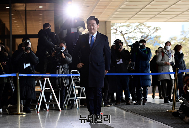 ▲ '대장동 개발사업 비리 의혹'과 연루된 이재명 더불어민주당 대표가 28일 오전 서울중앙지검으로 피의자 신분으로 출석해 입장을 밝히고 있다. 이 대표는 