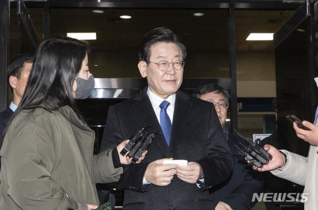 ▲ 지난 28일 밤 서울 서초구 서울중앙지검에서 이재명 더불어민주당 대표가 소환조사를 마치고 기자질문에 답하고 있다.ⓒ뉴시스