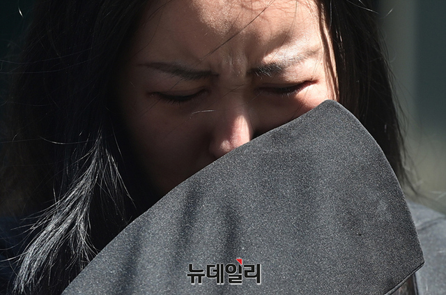 ▲ 국정농단 사건으로 수감중인 최순실 씨의 딸 정유라 씨가 지난해 5월4일 오전 서울 종로구 서울지방경찰청으로 조국·안민석·주진우·김어준 등을 명예훼손죄 및 모욕죄 혐의로 고소하며 입장을 밝히고 있다. 
ⓒ정상윤 기자