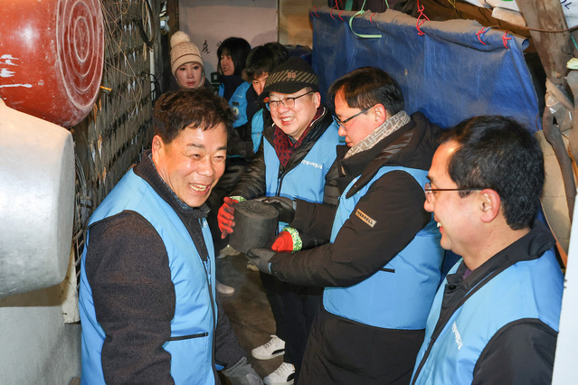 ▲ 이장우 대전시장이 지난 28일 동구 참전유공자 2가구에 자원봉사자들과 함께 연탄을 나르고 있다.ⓒ대전시