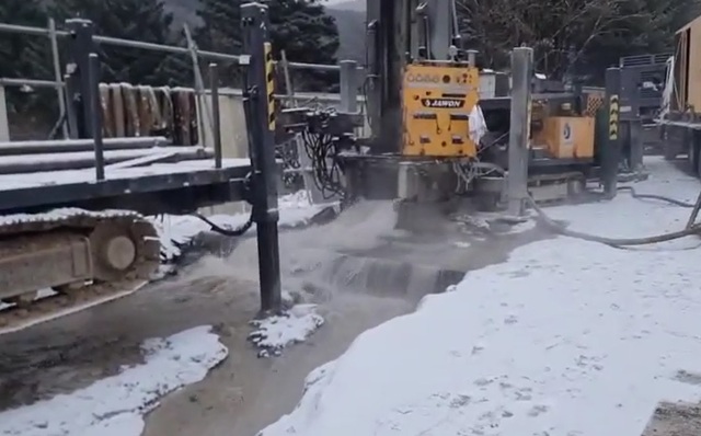 ▲ 충북 충주시 수안보에서 양질의 대규모 온천이 개발됐다. 사진은 온천공에서 온천수가 흘러 넘치고 있다.ⓒ충주시