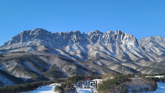 ▲ 강원도 속초시 설악동 눈으로 뒤덮인 울산바위.ⓒ김정원 기자