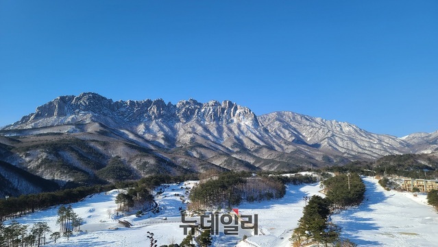 ▲ 한 폭의 동양화처럼 펼쳐진 강원도 속초시 울산바위의 웅장한 모습.ⓒ김정원 기자