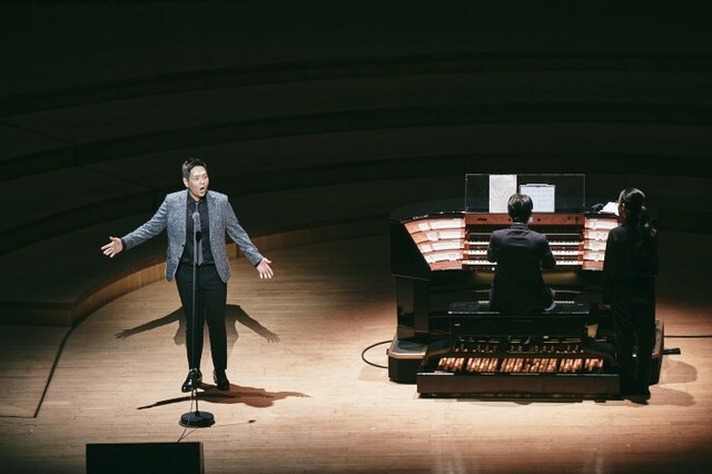 ▲ 오르간 연주와 함께 노래하는 테너 김세일.ⓒ롯데콘서트홀