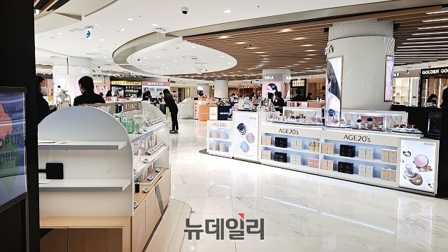 ▲ 백화점 내 직원들이 마스크를 착용한 채 근무하고 있다ⓒ조현우 기자