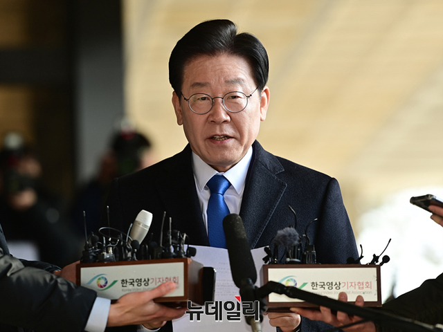 ▲ '대장동 개발사업 비리 의혹'과 연루된 이재명 더불어민주당 대표가 28일 오전 서울중앙지검으로 피의자 신분으로 출석해 입장을 밝히고 있다. ⓒ정상윤 기자