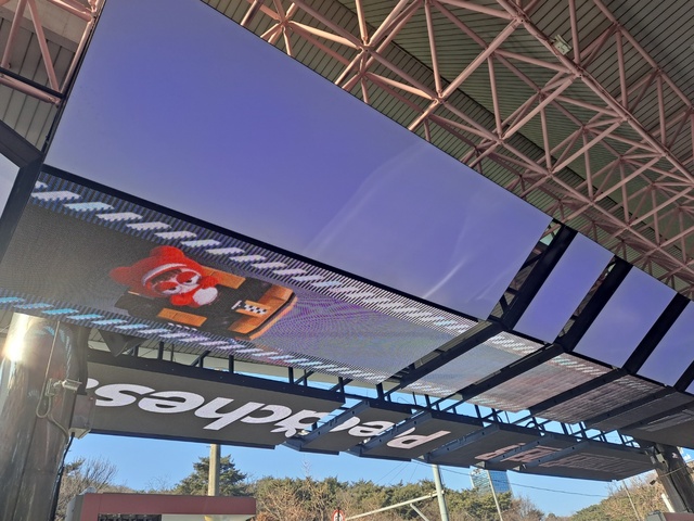 ▲ 주유소 지붕 위 반응형 LED을 통해 차량 진입 시 홍보 영상을 틀어준다. ⓒ현대오일뱅크 제공