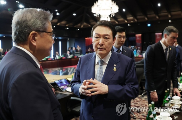▲ 윤석열 대통령이 지난해 11월 인도네시아 발리 캠핀스키호텔에서 열린 주요 20개국(G20) 정상회의 첫 번째 세션(식량·에너지·안보)에 참석, 박진 외교부 장관과 대화하고 있다. ⓒ연합뉴스