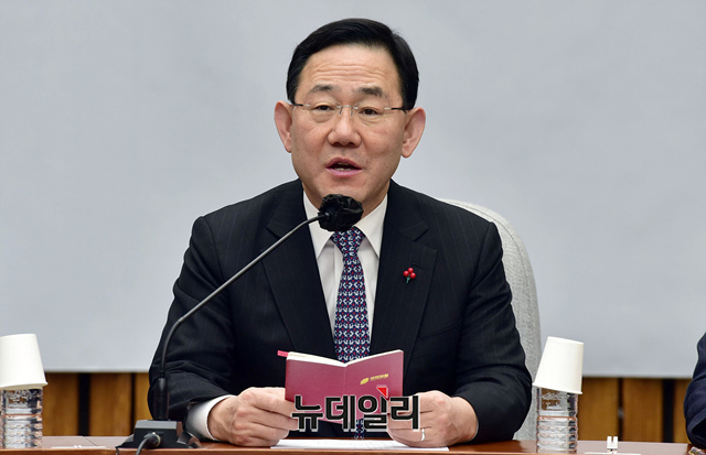 ▲ 주호영 국민의힘 원내대표가 지난 27일 오전 국회에서 열린 원내대책회의에서 모두발언을 하고 있다.
ⓒ이종현 기자