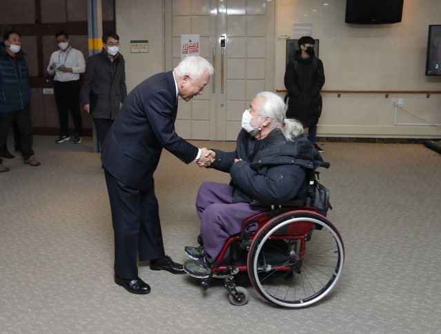 ▲ 김한길 국민통합위원회장이 박경석 전장연 대표와 악수하고 있다. 국민통합위원회는 30일 오후 여의도 이룸센터에서 열린 장애인이동편의증진 특별위원회 제안 설명 및 토론회를 개최했다. ⓒ국민통합위원회 제공