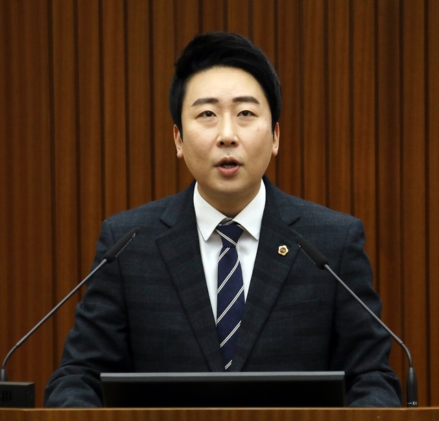 ▲ 임채성 세종시의원이 30일 세종시의회 제80회 임시회 1차 본회의에서 긴급 현안질문을 하고 있다.ⓒ세종시의회