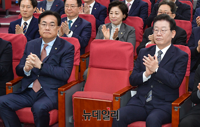 ▲ 정진석 국민의힘 비상대책위원장, 이재명 더불어민주당 대표가 30일 오전 국회 의원회관에서 열린 '초당적 정치개혁 의원모임 출범식'에서 참석해 김진표 국회의장의 축사를 지켜보고 있다.ⓒ이종현 기자