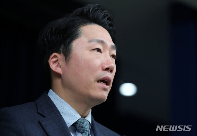 ▲ 이재명 부대변인이 지난해 12월14일 오후 서울 용산 대통령실 청사 브리핑룸에서 신한울 원전 관련 브리핑을 하고 있다.ⓒ뉴시스