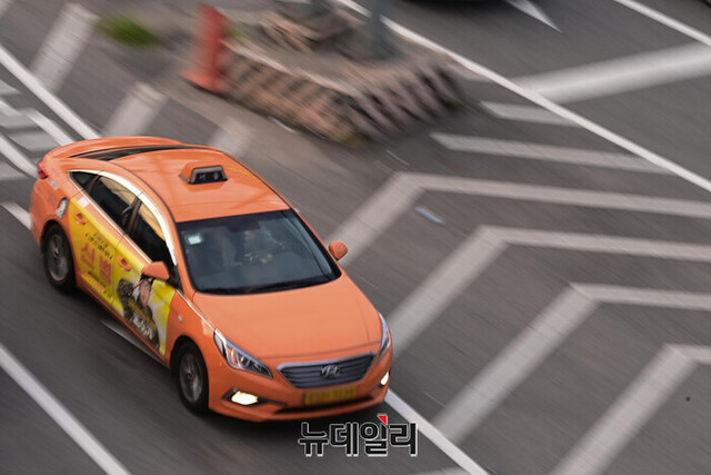 ▲ 서울 중형택시가 도로 한복판을 내달리고 있다. ⓒ뉴데일리DB