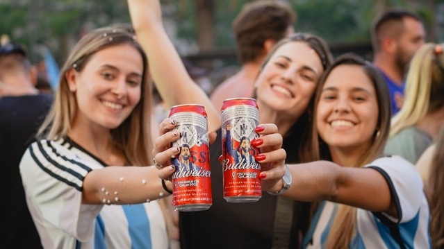 ▲ 버드와이저 '브링 홈 더 버드(Bring Home the Bud)' 캠페인. ⓒ버드와이저