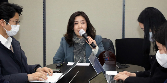 ▲ 서민정 외교부 아시아태평양국장이 30일 오후 서울 종로구 정부서울청사 별관에서 후나코시 다케히로(船越健裕) 일본 외무성 아시아대양주국장과 일제 강제징용 배상 관련 한일 국장급 협의를 마치고 백브리핑을 하고 있다.
ⓒ뉴시스