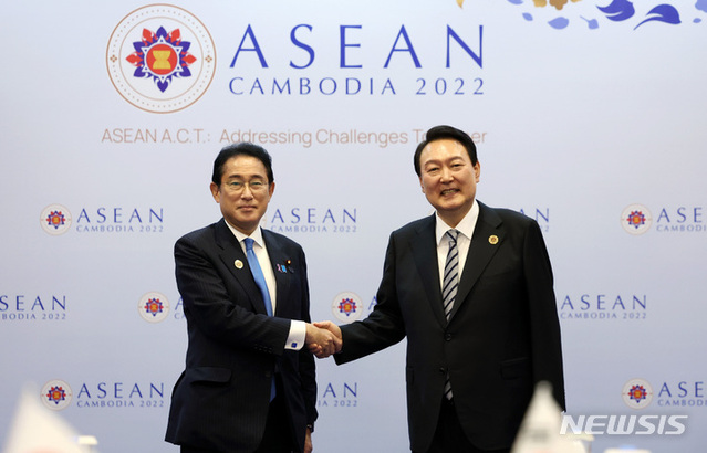 ▲ 윤석열 대통령(오른쪽)이 지난해 11월 13일(현지시간) 캄보디아 프놈펜 한 호텔에서 기시다 후미오 일본 총리와 한일 정상회담에 앞서 악수를 하고 있다. 
ⓒ뉴시스