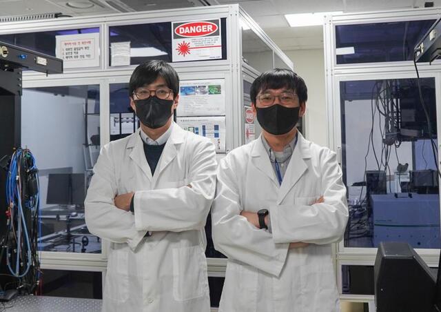 ▲ 오송첨단의료산업진흥재단 이승락 박사팀이 감염성 바이러스 진단 가능한 광학 센싱 기반 자동화 분자 진단 시스템 개발했다. 이승락 박사(좌측), 첨단의료기기개발지원센터 이기리 주임연구원(우측).ⓒ오송첨단의료산업진흥재단