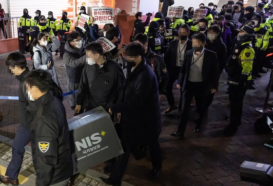 ▲ 국가정보원이 지난 18일 오후 서울 중구 민주노총 서울 사무실 압수수색을 마친 후 압수물이 든 상자를 들고 나가고 있다. ⓒ연합뉴스