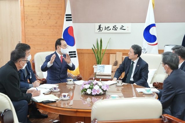 ▲ 박상돈 천안시장(좌)이 31일 산림청을 방문, 남성현 산림청장(우)에게 산림청 소관 주요 사업에 대한 내년도 국비 지원을 건의하고 있다.ⓒ천안시