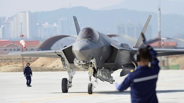 ▲ 대한민국 공군 최초의 스텔스전투기 F-35A가 지난 29일 공군 청주기지에 착륙 후 공군 요원의 통제에 따라 지상에서 이동하고 있다.ⓒ방위사업청