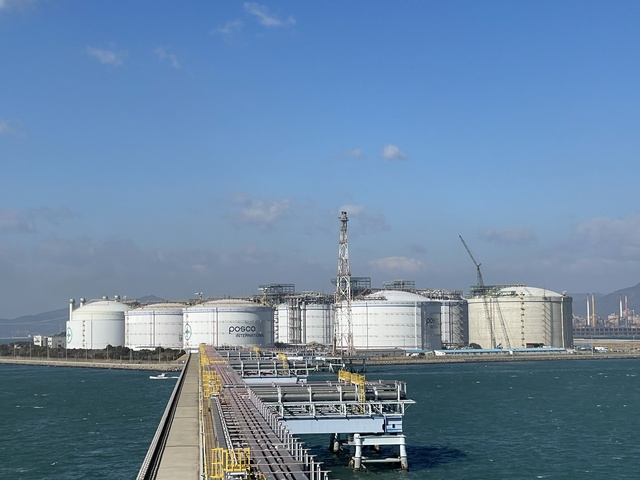 ▲ 광양 LNG터미널 하역부두에서 내려다본 LNG탱크 전경.ⓒ이가영 기자