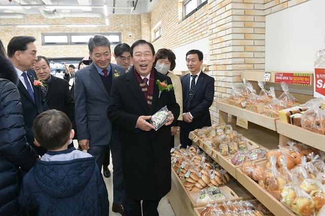 ▲ 최민호 세종시장이 31일 세종시 로컬푸드 직매장 3호점 '싱싱장터 새롬점'에서 개장식을 갖고 농산물을 선보이고 있다.ⓒ세종시