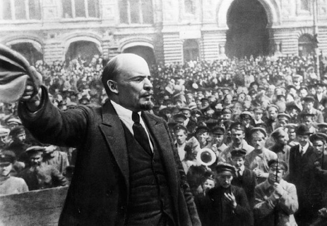 1917년 러시아 공산화 쿠데타 직후 연설하는  레닌(자료사진).