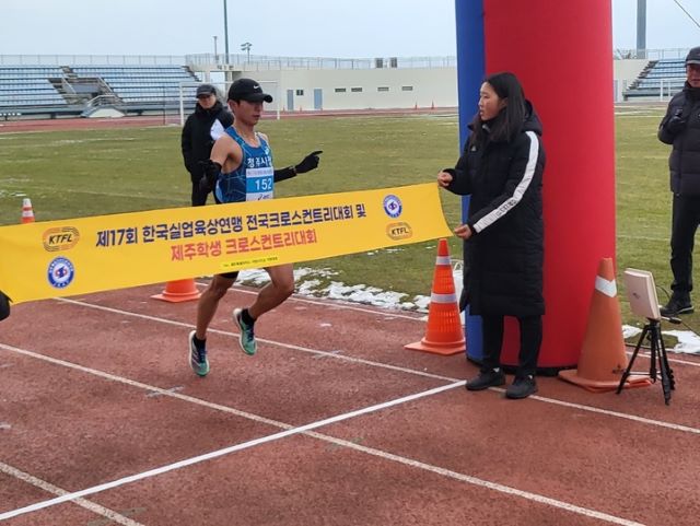 ▲ 지난 29일 제주도 서귀포시 강창학구장 일원에서 열린 제17회 전국크로스컨트리대회 남자부 개인전에서 우승 테이프를 끊는 이장군 선수.ⓒ청주시