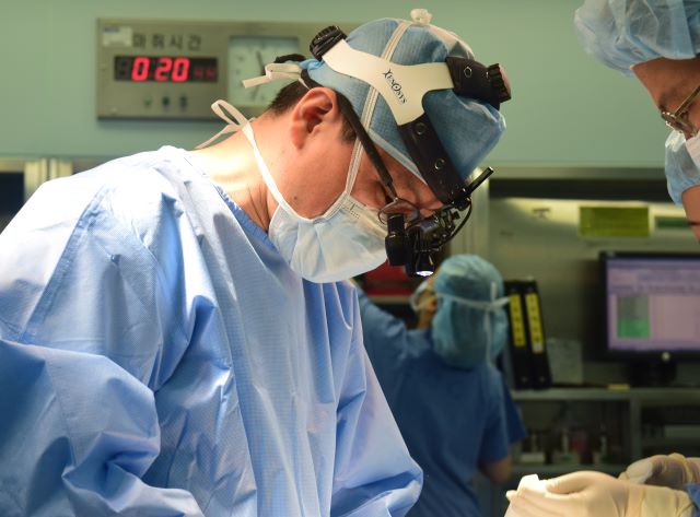 ▲ 수술 중인 최진호 교수.ⓒ대전을지대학교병원