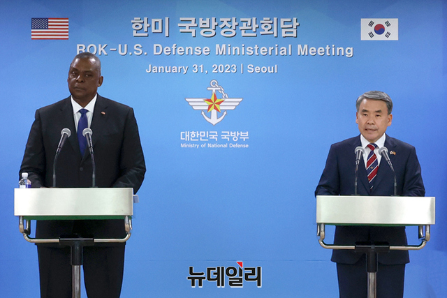 ▲ 이종섭 국방부 장관(오른쪽)과 로이드 오스틴 미국 국방장관이 31일 오후 서울 용산구 국방부 청사에서 한미국방장관 회담을 마친 직후 공동기자회견을 하고 있다. ⓒ공동취재단
