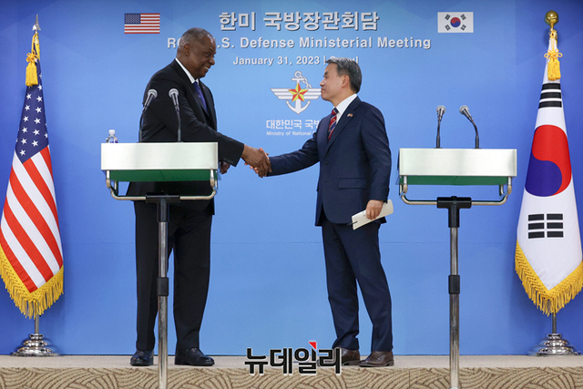 ▲ 이종섭 국방부 장관(오른쪽)과 로이드 오스틴 미국 국방장관이 31일 오후 서울 용산구 국방부 청사에서 공동기자회견을 마치고서 악수하고 있다. ⓒ공동취재단