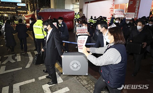 '간첩단 의혹'과 관련해 압수수색을 마친 국가정보원 관계자들이 지난 18일 오후 서울 정동 민주노총에서 압수물품을 들고 나오고 있다. ⓒ뉴시스