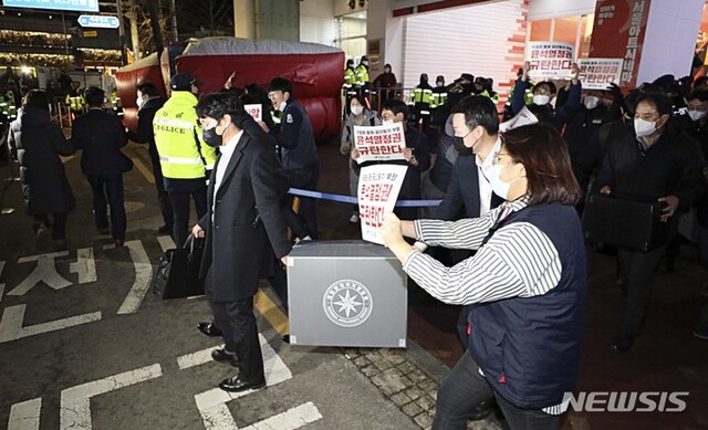 ▲ '간첩단 의혹'과 관련해 압수수색을 마친 국가정보원 관계자들이 지난 18일 오후 서울 정동 민주노총에서 압수물품을 들고 나오고 있다. ⓒ뉴시스