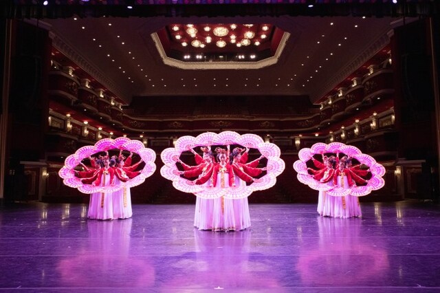 ▲ 리틀엔젤스예술단의 부채춤 공연.ⓒ리틀엔젤스예술단