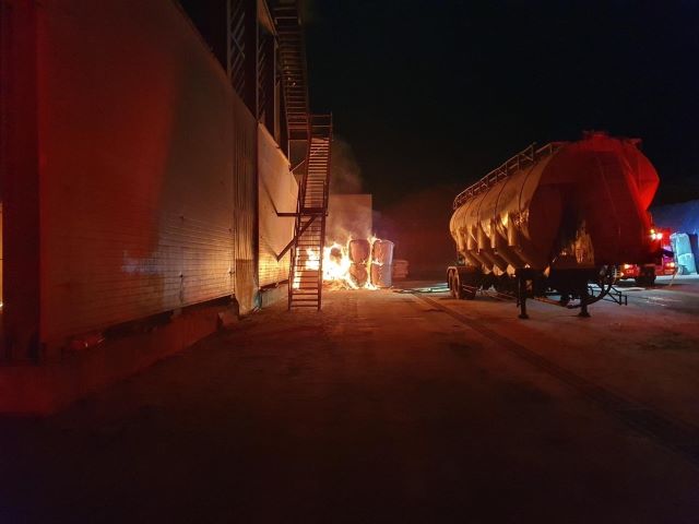 ▲ 31일 오후 11시 43분쯤 충북 괴산군 괴산읍의 한 종이 원료 생산공장에서 화재가 발생했다.ⓒ충북소방본부