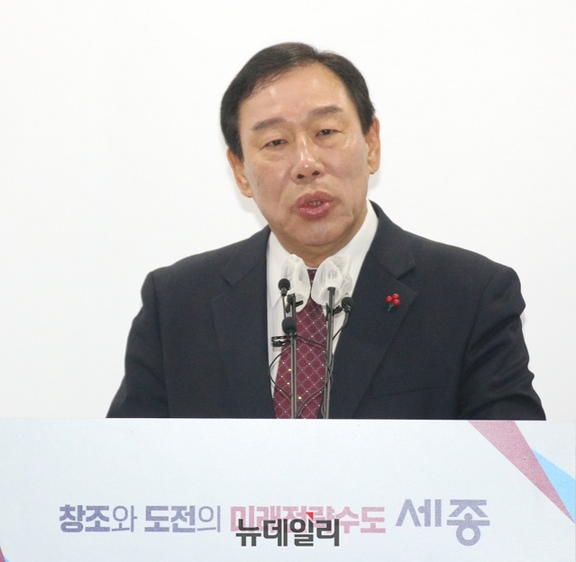 ▲ 최민호 세종시장이 1일 오전시청 정음실에세 긴급민생안정대책을 발표하고 있다.ⓒ이길표 기자