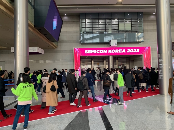 1일 서울 코엑스에서 열린 '세미콘 2023'을 관람하기 위해 방문객들이 줄을 서고 있는 모습. ⓒ이성진 기자