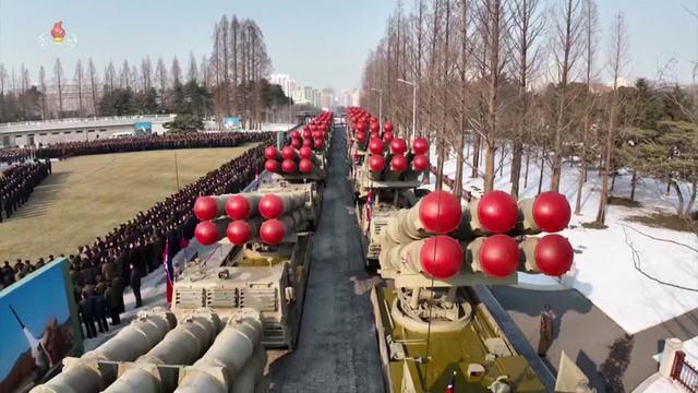 2022년 12월31일 북한에서 600mm 초대형 방사포 증정식이 열렸다. 이날 행사에는 김정은 북한 국무위원장이 참석했다. ⓒ뉴시스