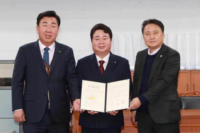 ▲ 충북도와 청주시, ㈜심텍이 1일 도청 소회의실에서 청주일반산업단지에 위치한  심텍공장에 대한 시스템반도체용 인쇄회로기판(PCB) 대규모 증설 투자협약을 가졌다.ⓒ충북도