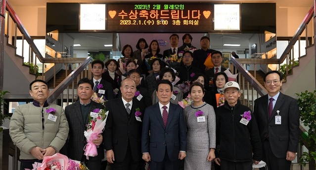 ▲ 백성현 논산시장(앞줄 가운데)이 1일 시청 회의실에서 2월 월례모임에서 을 공유하고 시민과 공직자에게 표창을 수여하고 기념촬영을 하고 있다.ⓒ논산시